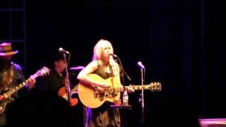 Goin' Back To Harlan by Emmylou Harris (April's Video)