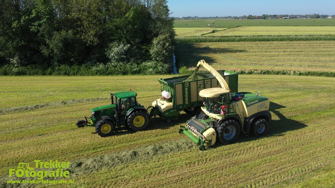 Brak aan het gras hakselen met de Krone bigX 630