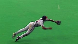 ATL@MON: Andruw makes the diving catch to end it