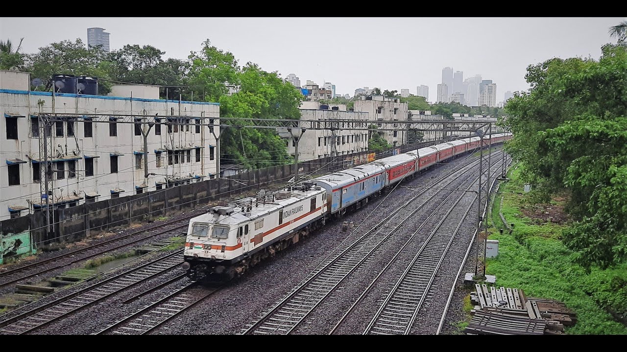 August Kranti Rajdhani Express takes a Rain Water Bath while cruising through Mumbai YouTube