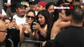 Selena Gomez shows mad love for the fans at 'Behaving Badly' Los Angeles premiere Resimi