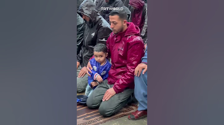 Palestinians in Gaza pray despite rain