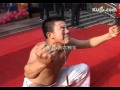 [Video-Pro] Nâng cả xô nước bằng mí mắt
