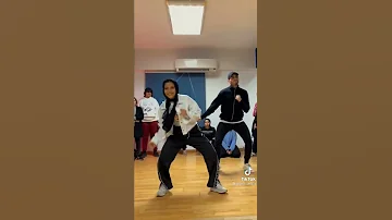 البخت رقص يجنن على الاغنية 