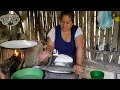 Como quebrar el nixtamal en el metate para hacer tortillas picadas | Las Delicias de Lupita