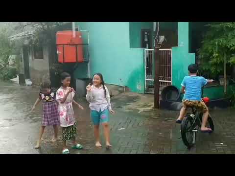  Keceriaan anak  anak  saat hujan YouTube