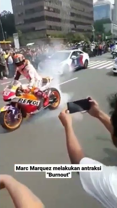 Marc Marquez melakukan atraksi