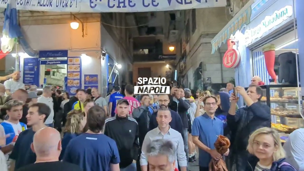 Atmosfera pazzesca a Largo MARADONA 🥹 | Guardate cosa succede intorno alla statua di Diego 💙
