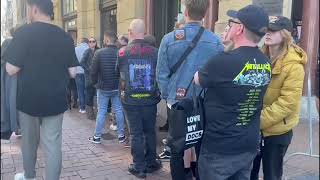 Metallica fans in Amsterdam centrum ( wachten voor de fanshop)