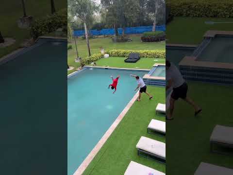 Папа бросает сына в бассейн во время дождя, а мама делает это #шорты