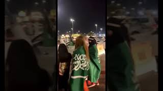 البنت صاحبة أشهر فيديو باحتفالات اليوم الوطني بداية دخولها لتجمع الشباب بالزفة