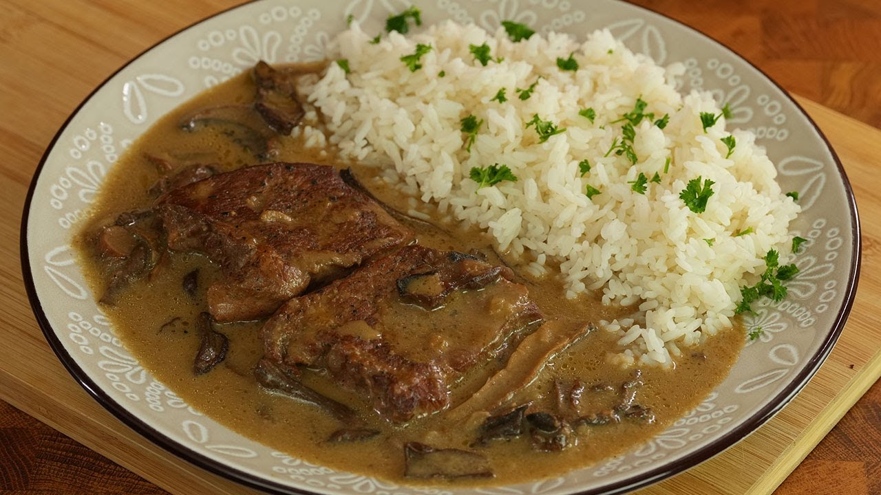 Chceš zabodovat doma? Uvař vepřové na houbách podle tohoto receptu!