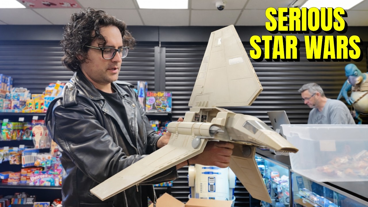 Покупатель принес редкие винтажные игрушки по мотивам «Звездных войн» в магазин Dallas Vintage Toys.