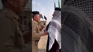 في الطريق الى كربلاء.. رجل بالشرطة العراقية يتوسل بزوار الامام الحسين (ع) من أجل التشرف بخدمتهم