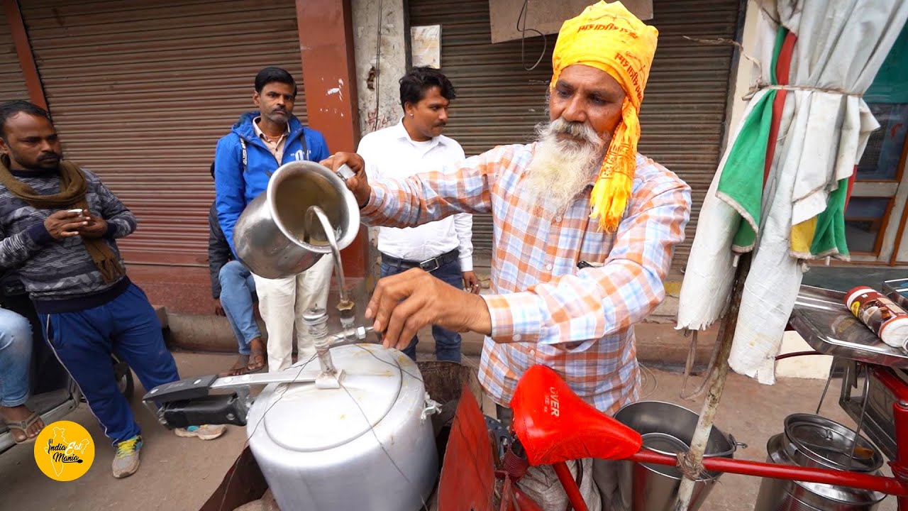 70 Year Old Man Selling Cooker Wali Coffee of Gwalior Rs. 5/- Only l Gwalior Street Food | INDIA EAT MANIA