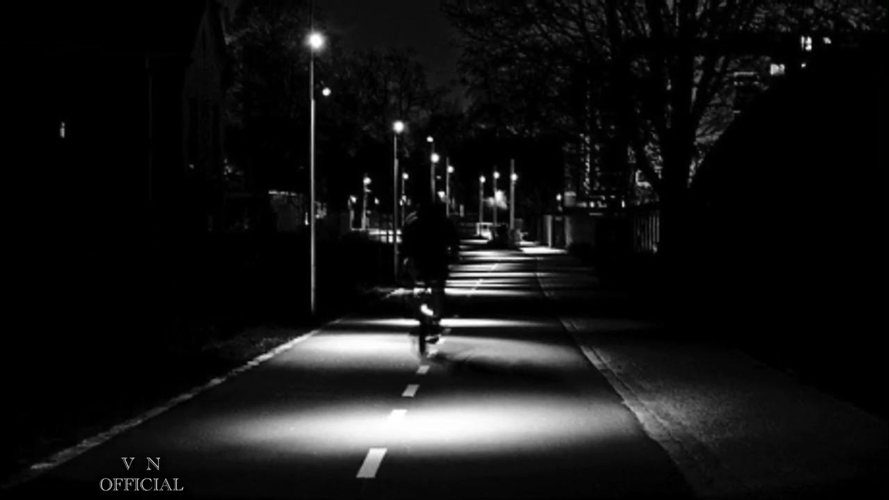 Пешеход в темноте. Пешеход ночью на дороге. Улица в темное время суток. Пешеходы ночной город.
