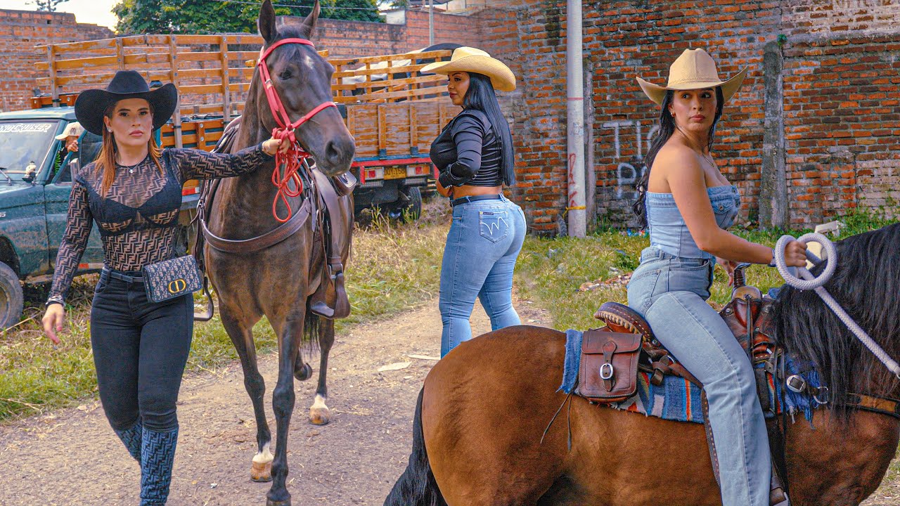 Amazing Rodeo in Colombia 😍 The Most Beautiful Cowgirls Riding 🐴