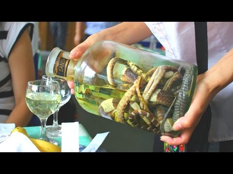 Видео: Это самые сумасшедшие бутылки с алкоголем - Спиртные напитки