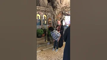 قسيس يلعب في ظهر مسيحية أرثوزوكسية بحجة الرشم و زيت الميرون 