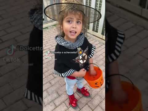 Video: La mamma veste il figlio del bambino in diversi costumi di Halloween per ogni giorno di ottobre