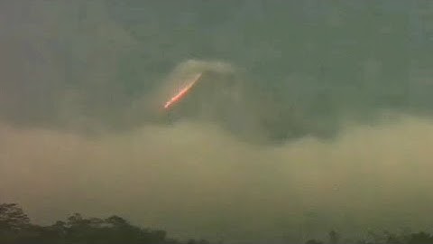 BARU !! ERUPSI GUNUNG MERAPI LUNCURKAN LAVA 1800 M KE KALI SAT/PUTIH .