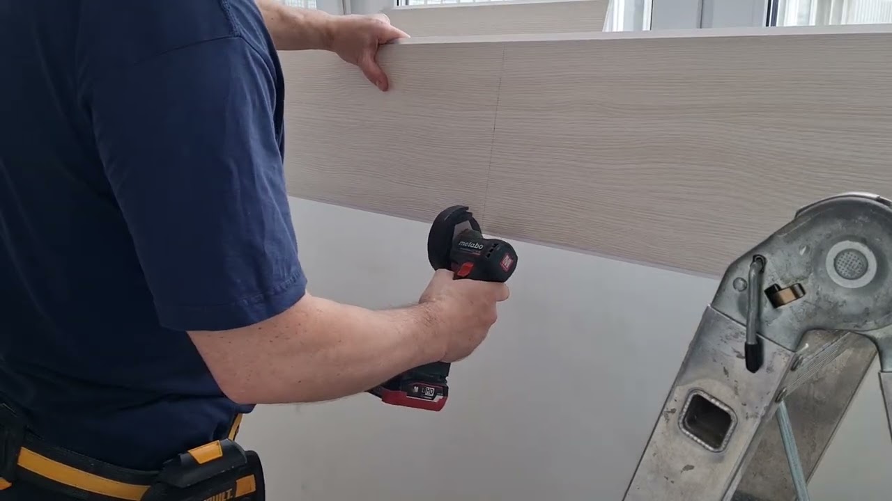 мелкая болгарка Metabo PowerMaxx CC 12 BL  в работе