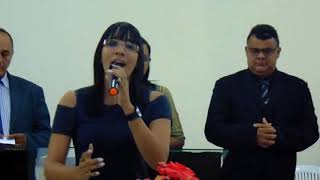 Mércia Farias cantando 