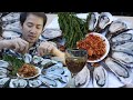 Eat delicious raw oysters with onion crispy and chili sauce
