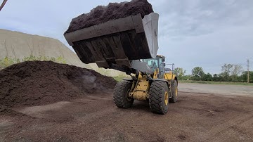 John Deere 824K loading mulch