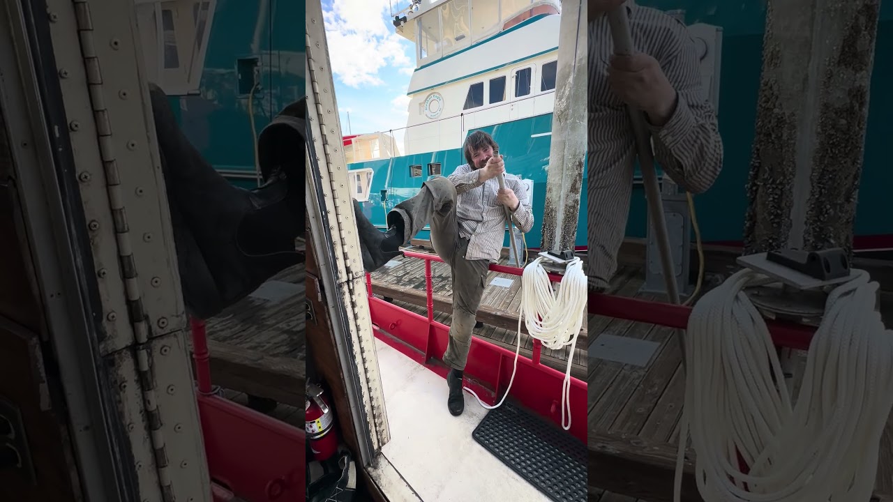 Departure acrobatics - you never know what’s going to happen around here! #boatlife #sailaway ⛵️🤩