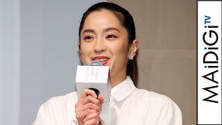 中村アン、鮮やかカラー映える白シャツワンピ　タイトポニテで大人可愛く