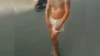 Virall!!! Orang gila joget dijalan.
