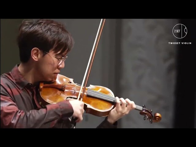 Bach - Violin Concerto in D Minor for Two Violins (TwoSet, Singapore Symphony Orchestra) class=