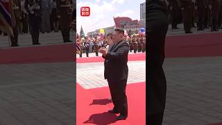 习近平和夫人彭丽媛乘车抵达平壤金日成广场，金正恩和夫人李雪主在广场迎接 | CCTV