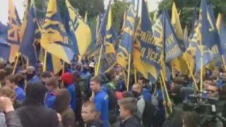 Кілька тисяч бійців «Азова» в димовій завісі прийшли під ВРУ. Київ, 20.05.2016.