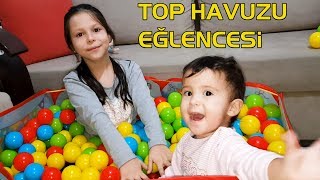 Ceylin ve Ceren'in Top Havuzu Eğlencesi - Learn colors with colorful balls finger family colors song Resimi