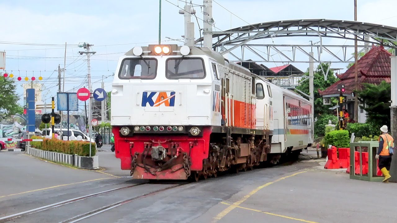 GUDANGNYA KERETA EKSEKUTIF ELIT ! Hunting Banyak Kereta Api Datang Berangkat Stasiun Yogyakarta
