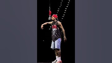 Chris Brown performing Residuals￼