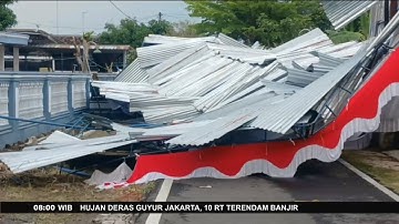 Tenda Hajatan Roboh Diterpa Hujan Badai