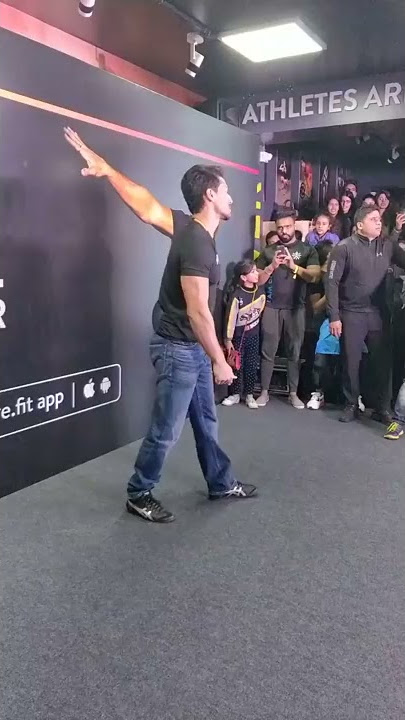 Tiger Shroff dance in CultFit, Punjabi Bagh