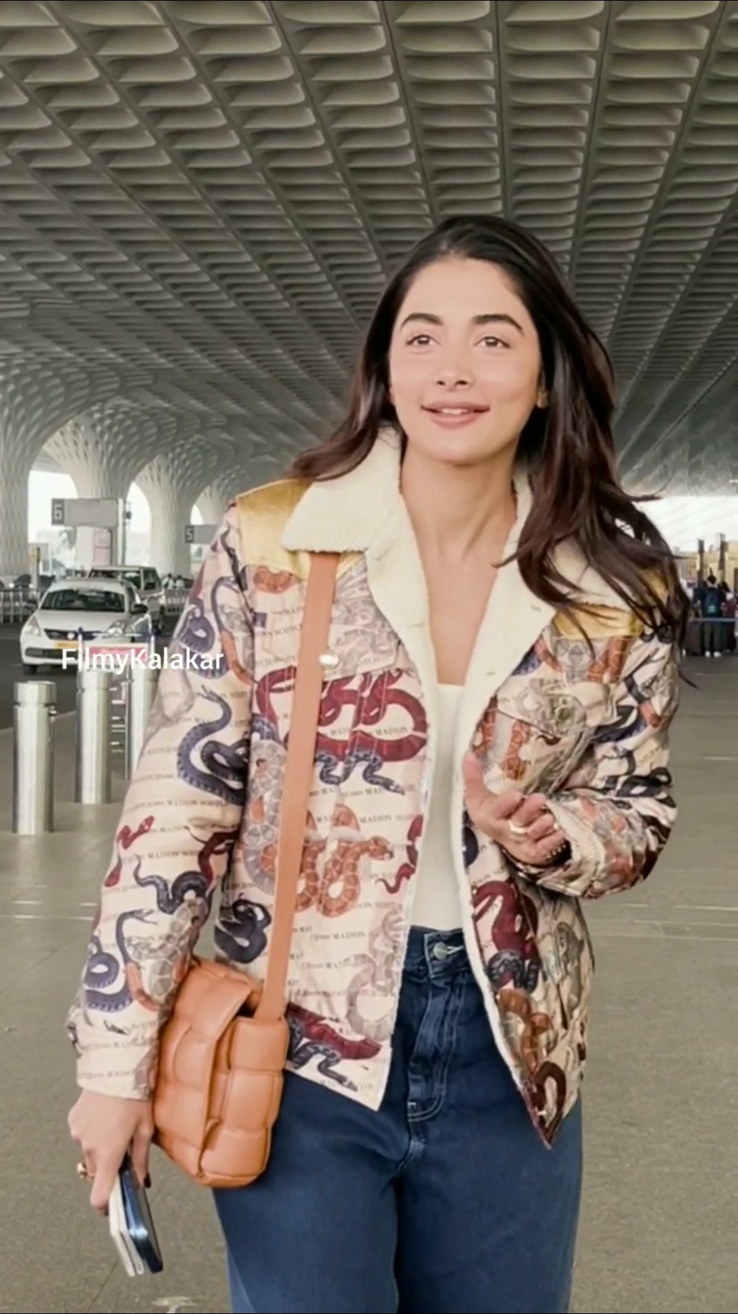 #poojahegde being a total delight as she chats with the paps at the airport ? #filmykalakar