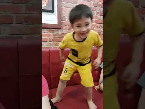 quán 3 đô Update 3 Đô nhảy ở quán pizza