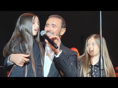 فيديو جديد القيصر كاظم الساهر يغني مع حفيداته سنا و آية بداية أغنية عيد العشاق لوس انجلوس ٢٠٢٢