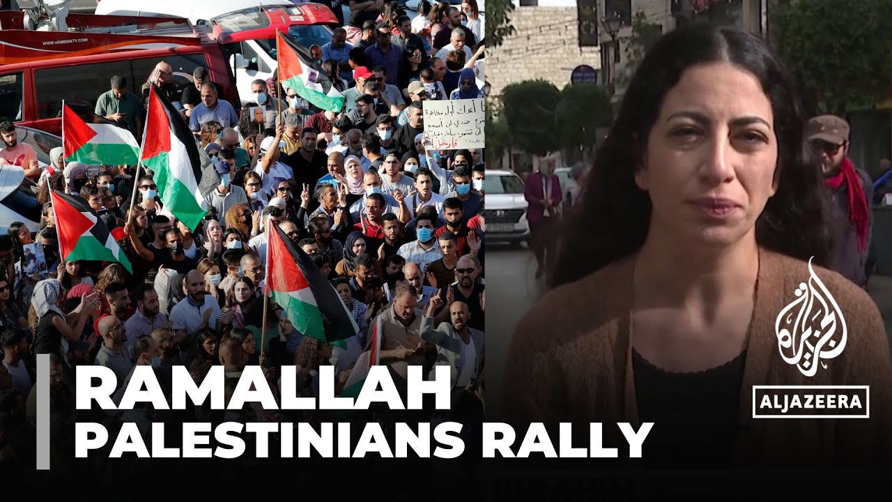 تظاهر الفلسطينيون في رام الله بعد إعلان اتفاق وقف إطلاق النار بين حماس وإسرائيل