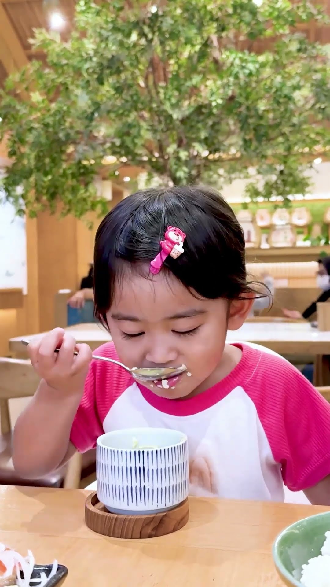 Moana nafsu banget makan nya.. #riaricis