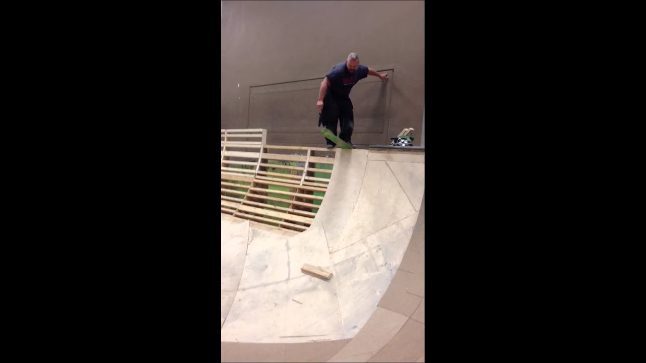 Bild från Svensk kille försöker trixa med skateboard
