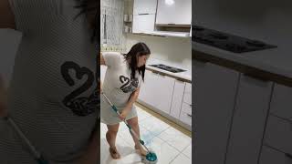 Lavando O Chão Da Cozinha