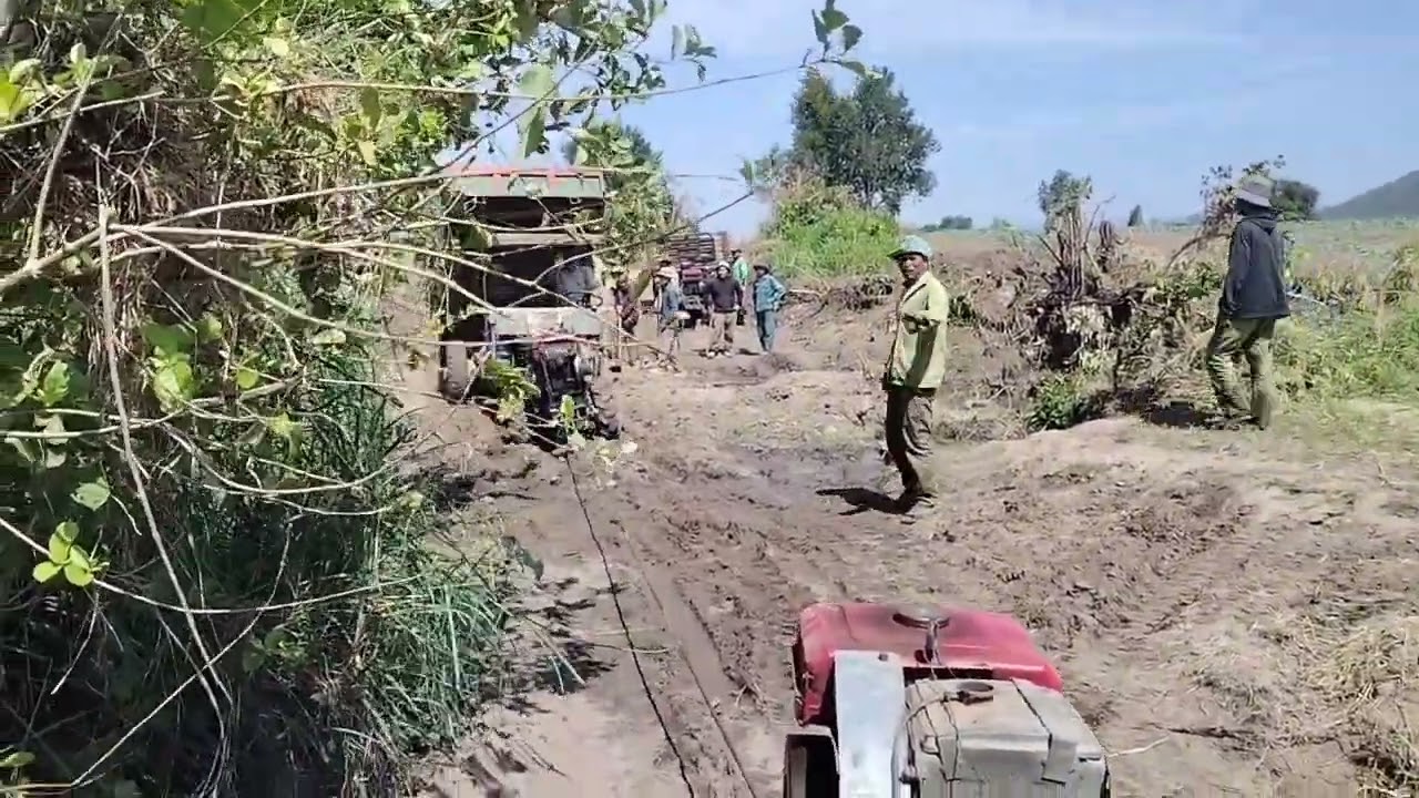 Nhân dân Bôn Hoang 1 tập trung làm lại đường đi rẫy chuẩn bị thu hoạch mỳ/thôn ayunpa 