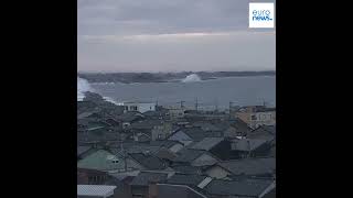 الناس فرت من البيوت.. اليابان تحذر من تسونامي بعد زلزال عنيف