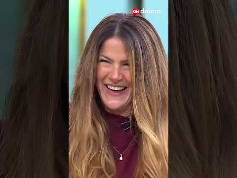 رجاء الجداوي كانت بتعلمها الاتيكيت ورا الكاميرا شوف اللي حصل مع ليزا معكم منى الشاذلي 